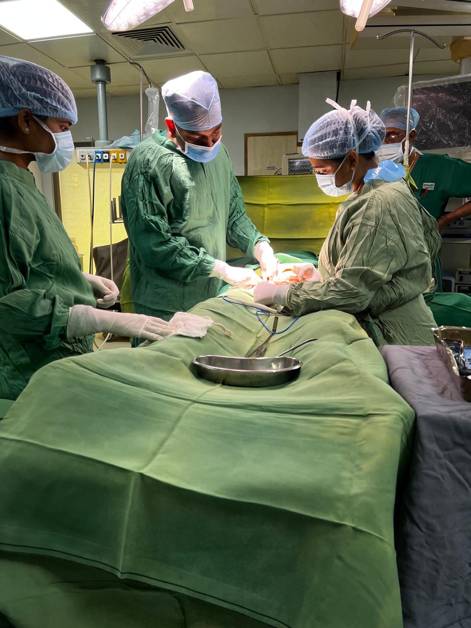 Dr Bhavin Baria performing laparoscopic surgery in Ahmedabad