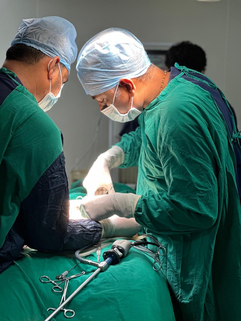 Dr Bhavin Baria performing laparoscopic surgery in Ahmedabad