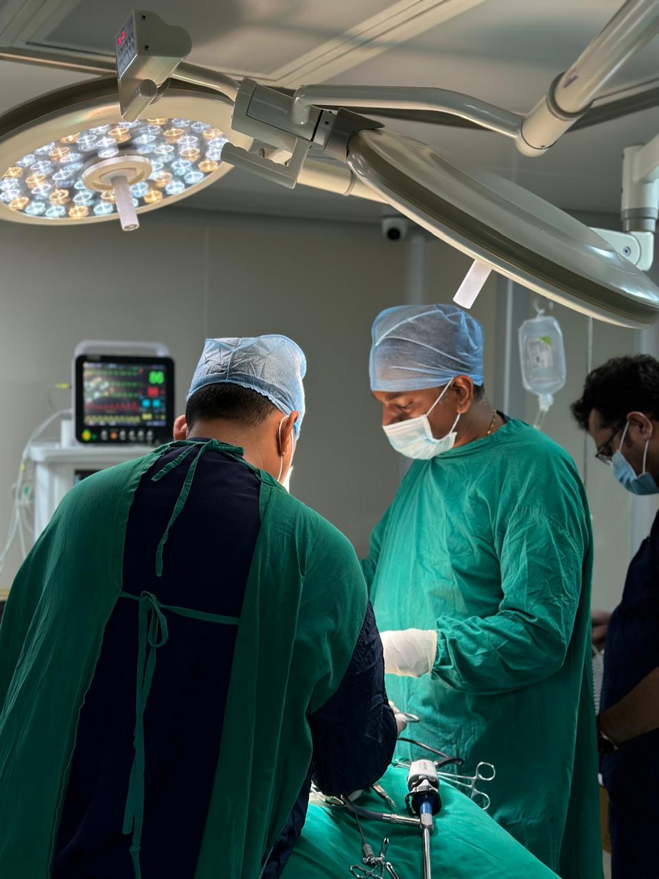 Dr Bhavin Baria performing laparoscopic surgery in Ahmedabad