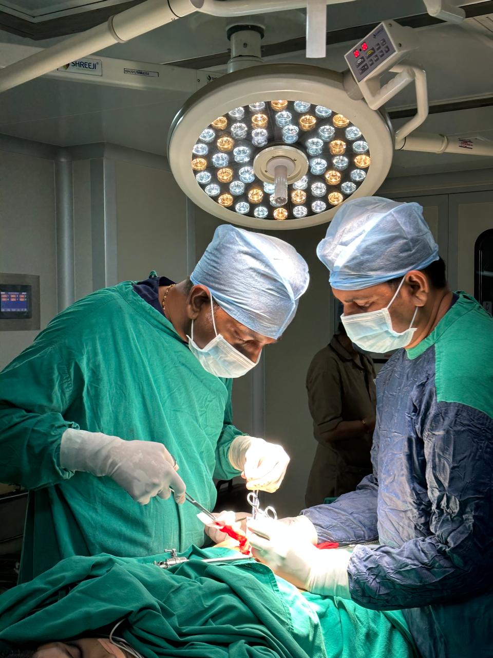 Dr Bhavin Baria performing laparoscopic surgery in Ahmedabad