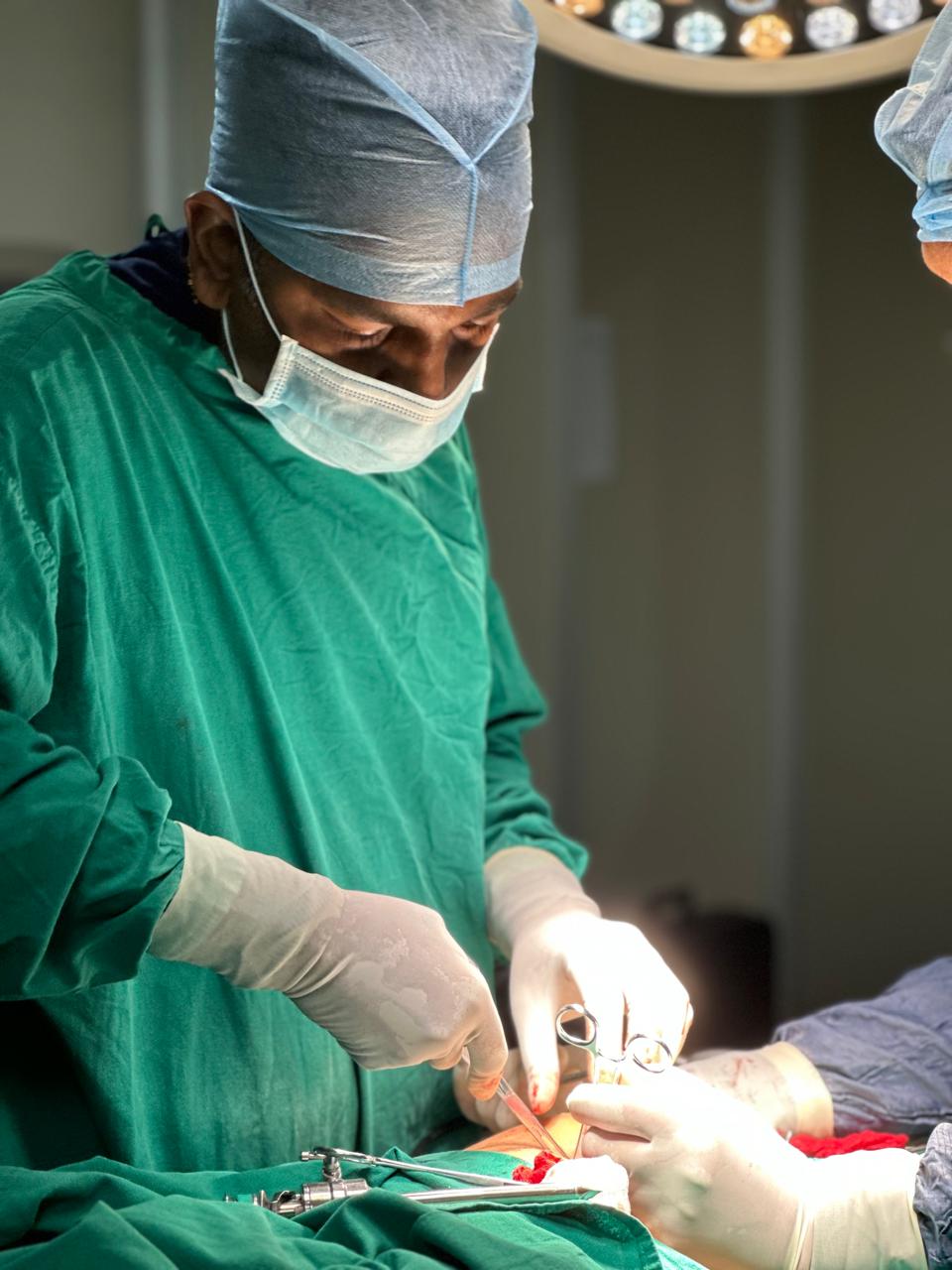 Dr Bhavin Baria performing laparoscopic surgery in Ahmedabad