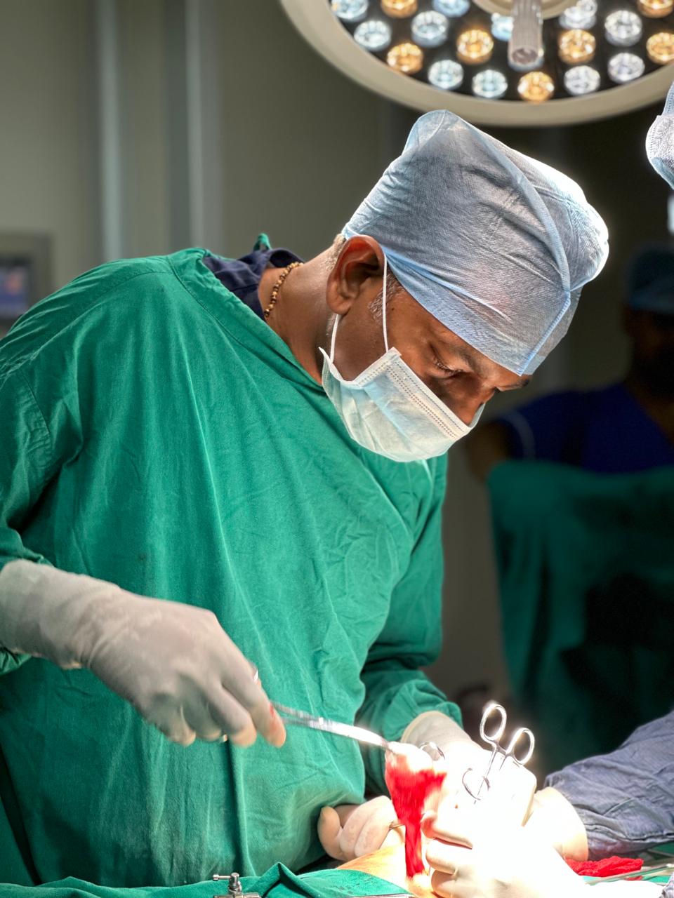 Dr Bhavin Baria performing laparoscopic surgery in Ahmedabad